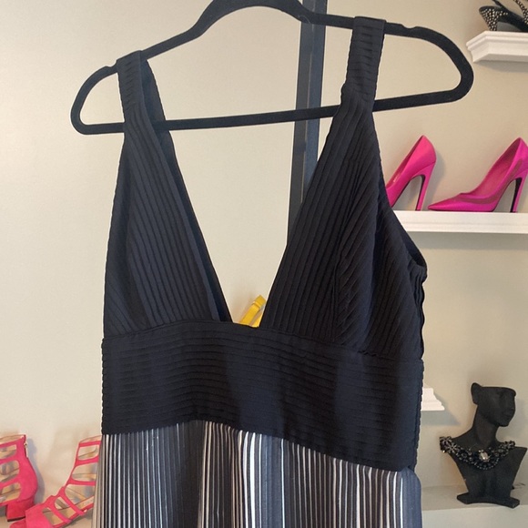 Nicholas Black Deep V Pleated Chiffon - Picture 4 of 9